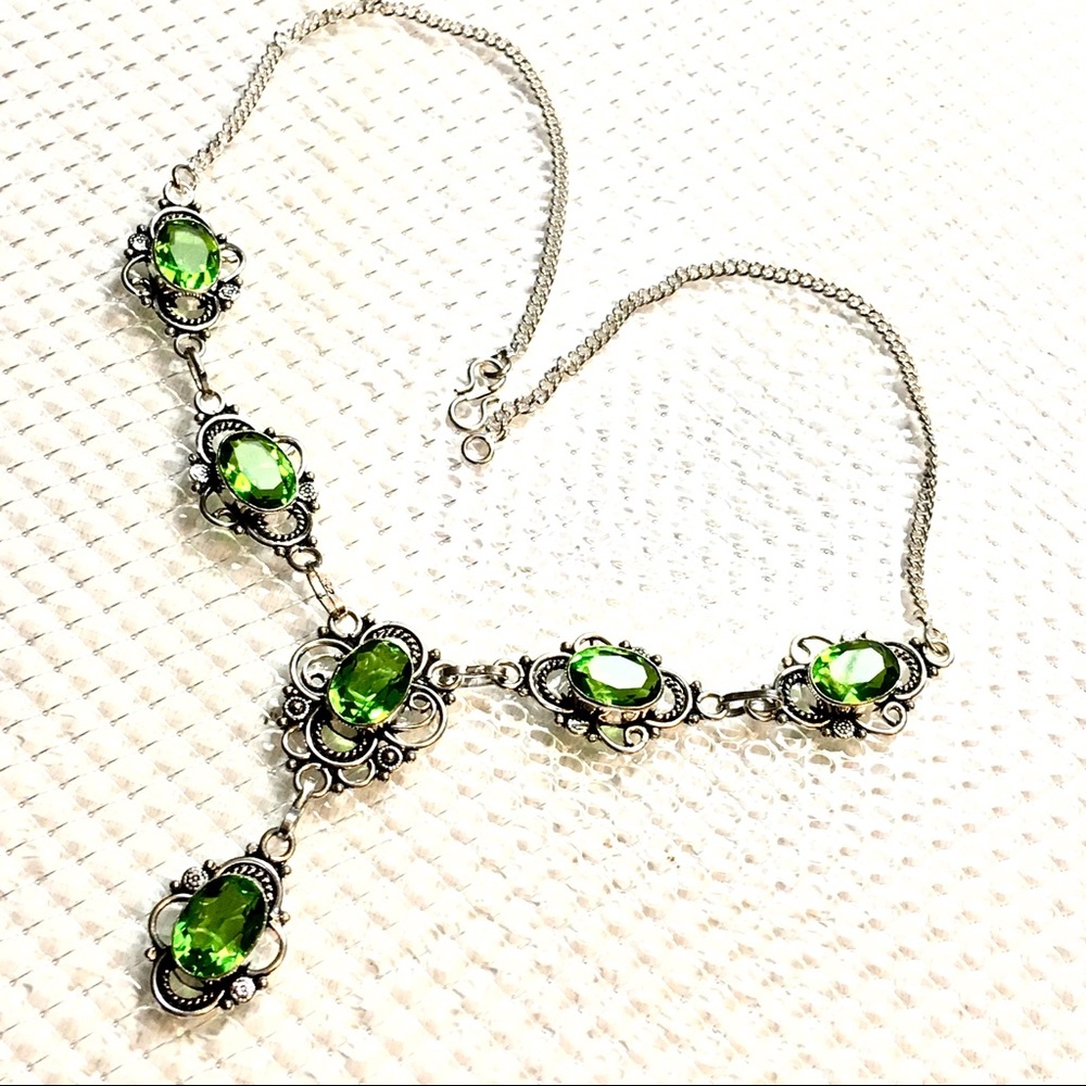 Peridot green crystal Victorian style necklace - Picture 5 of 7